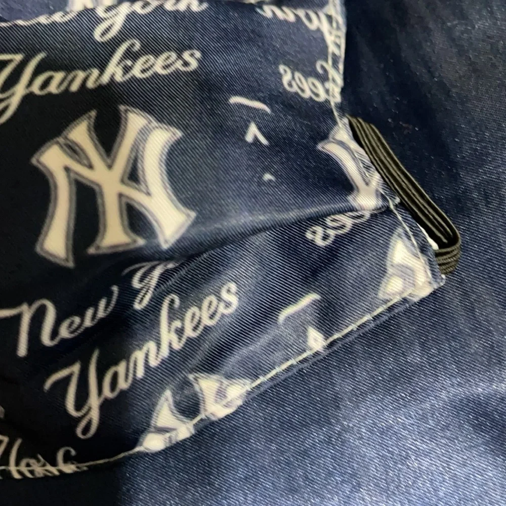 New kid’s NY Yankees face mask